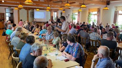 Bild: CSU/exb
Vor gut besetzten Zuhörerreihen lief der Info-Abend der Auerbacher CSU zur neuen Grundsteuer im Gasthaus Schenk in Michelfeld ab.