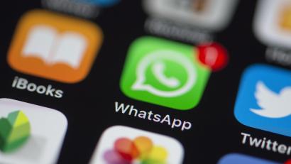 Bild: Silas Stein/dpa
Das Logo des Messengerdienstes Whatsapp. Trickbetrüger schreiben Personen an und gaukeln ihnen vor, Angehöriger zu sein, der Geld benötigt. Bei der Polizeiinspektion Hersbruck wurden Fälle bekannt.