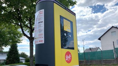 Bild: Gabi Schönberger
Seit Monaten ist die Elektroladesäule vor der Stadthalle Neustadt außer Betrieb.