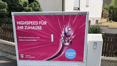 Bild: Andreas Royer
In Sulzbach-Rosenberger Wohngebieten hängen schon längere Zeit die Werbetafeln der Telekom, mit denen für Glasfaser-Anschlüsse geworben wird.