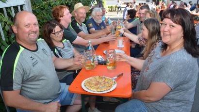 Bild: dob
Die Oberlinder St.-Thomas Schützen stoßen auf das gelungene Gartenfest der Edelweiß-Schützen Roggenstein an.