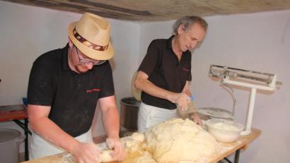 Bild: kro
Juklian Brucker (links) und Thomas Haubner bereiten den Pizzateig vor.