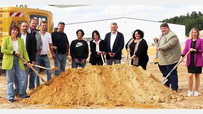 Bild: no
beim Spatenstich (von links): Corinna Heinl (Inhaberin), Fabian Heinl, Thomas und Nicholas Hollweck (Plan & Bau GmbH), Helmut und Anna-Maria Werner (Erdbau), Evi und Hans Heinl (Firmengründer), Pia Huber (Unicredit), Bürgermeister Dieter Dehling und Anja Heinl (Inhaberin).