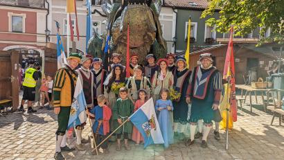 Bild: Fahnenschwinger Gebenbach/exb
Die Gebenbacher Fahnenschwinger mit Drache Fanny beim Drachenstich in Furth im Wald: (vorne von links) Raphael Kick, Leopold Rösch, Marie und Anna Kredler; (Mitte von links) die Festdamen Barbara Silbermann, Franziska Kick und Theresa Schreglmann sowie (hinten von links) die Schwinger Peter Kick, Andreas Wendl, Christoph Piehler, Andreas Kick, Fabian Wittich, Matthias Schöpf, Bastian Milde, Josef Obermeier und Cajetan Kredler.