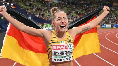 Bild: Sven Hoppe/dpa
Gina Lückenkemper kann ihr Glück kaum fassen: Europameisterin über die 100 Meter.