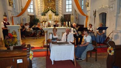 Bild: hm
19 Akteure aus vier Gruppen gestalteten eine eindrucksvolle Stunde mit Musik und Gesang zu Ehren der Gottesmutter.