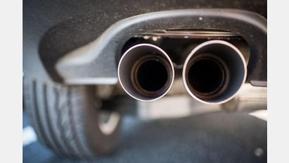 Symbolbild: Julian Stratenschulte/dpa
Wie laut darf ein Auto sein? In Deutschland dürfen 75 Dezibel nicht überschritten werden. Bei Fahrzeugen mit einer US-amerikanischen Zulassung liegt dieser Wert bei 95.