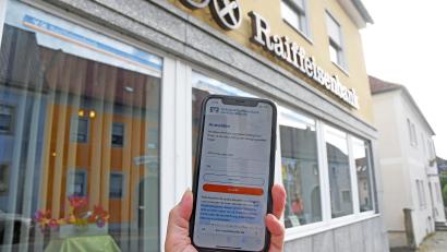 Bild: Gabi Schönberger
Ein Betrüger gibt sich als Vertreter der Raiffeisenbank Waldthurn aus – und gerät dabei an eine Mitarbeiterin des Geldinstitutes.