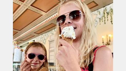 Bild: Gabi Schönberger
Eisgenuss in Café Center. Die beiden machen's vor.