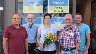 Bild: ag
Seien es fehlende Möbel, Dinge des täglichen Bedarfs oder aufwändige Behördengänge: Nahezu täglich kümmert sich SPD-Stadträtin Hildegard Gebhardt um die ukrainischen Geflüchteten im Hirschauer Josefshaus. Mit einem Blumenstrauß bedankte sich SPD-Vorsitzender Günther Amann (Zweiter von links) im Beisein von Fraktionssprecher Josef Birner (links), Kreisvorsitzendem Uwe Bergmann (rechts) und Stadtrat Rudi Wild (Zweiter von rechts).