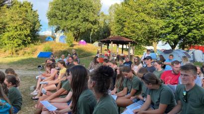 Bild: gi
Drei Tage verbrachten die Mädchen und Buben der Moosbacher und Tröbeser Ministrantenschar im Zeltlager am Atzmannsee in Eslarn. Gemeinsam gefeiert wurde auch ein Lagergottesdienst am Freialtar mit Pfarrer Udo Klösel.