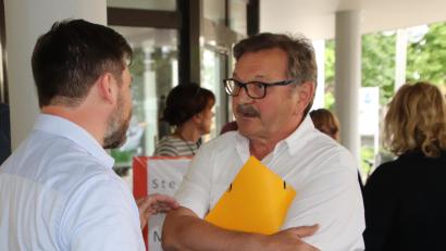 Archivbild: Dobler
Die beiden schenken sich in Sachen BOS-Funkmast nichts: BI-Sprecher Franz Prey (rechts) und Bürgermeister Peter Neumeier sind seit Monaten in der Diskussion um den Maststandort in Traunricht.