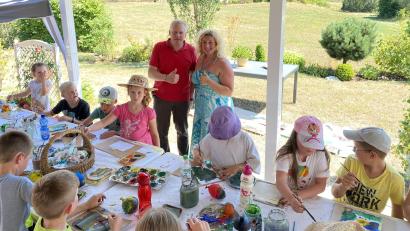Bild: lep
Künstlerin Maria Hertrich (rechts) zeigt den Kindern im Ferienprogramm verschiedene Möglichkeiten, um kreativ zu sein. Im Nu sind kleine Kunstwerke geschaffen, die als Grußkarten verwendet werden können. Bürgermeister Jürgen Kürzinger (links) ist ebenfalls vor Ort.