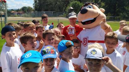 Bild: mez
Das Maskottchen „Jahni“ des SSV Jahn Regensburg stand für viele Erinnerungsfotos zur Verfügung. Gesponsert wurde das Fußballcamp des SV Immenreuth auch von der Gemeinde im Rahmen des Ferienprogramms.