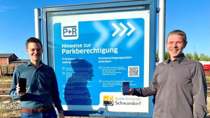 Bild: Maria Schuierer/exb
Die Hinweistafel an der Zufahrt in die Park-&-Ride-Anlage erläutert, wie der Parkschein digital gelöst werden kann. Bürgermeister Andreas Wopperer (rechts) und Ordnungsamtsleiter Stefan Schamberger machten einen Test vor Ort.