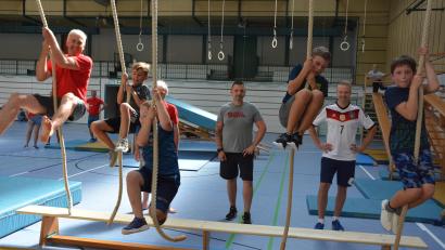 Bild: jr
Zehn Stationen umfasste ein "Ninja Warrior"-Parcours", den Übungsleiter Martin Ernstberger (links) vom TuS Mitterteich mit seinem Team in der Mehrzweckhalle aufgebaut hatte. Die beiden Jugendbeauftragten Matthias Gradl und Christoph Hampel (hinten, von links) bestaunten den Einsatz der Kinder.