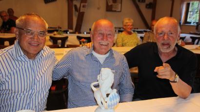 Bild: kro
Die Stargäste am Freitagabend beim 70. Geburtstag von Albert Üblacker: Felix Magath (links) und Hermann Gerland (rechts). Vorne der Bayerische Löwe, den er von Ministerpräsident Markus Söder als Geschenk erhielt.