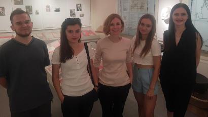 Bild: ld
Vor dem Essen im "Schwebenden Schlachthaus" galt dem Max- Reger-Gedächtniszimmer ein kurzer Besuch. Das Flötenquintett "Dudalis" um Boshena Korchynska (Mitte) gastierte in Brand.