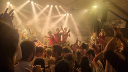 Bild: Thomas Wilhelm/exb
Zum Abschluss der Kirwa in Schmidgaden herrschte noch einmal Partystimmung im Festzelt.