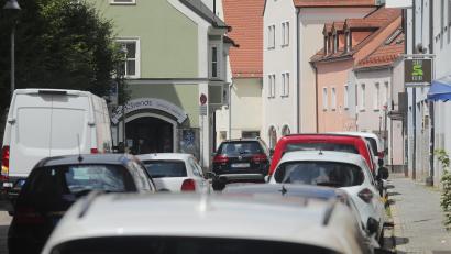 Bild: Wolfgang Steinbacher
So richtig Wohlfühlatmosphäre kommt hier in der Ziegelgasse nicht auf. Die meisten Schüler aus der M9a der Luitpold-Mittelschule hätten daher lieber weniger Autoverkehr in der Altstadt.