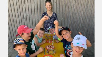 Bild: SV Wildenau/exb
Kreativ ging es bei der Ferienprogramm-Veranstaltung des SV Wildenau zu. Dort bastelten die Mädchen und Buben vergangene Woche bunte Windspiele.