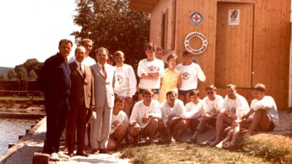 Bild: Wasserwacht-Ortsgruppe Vohenstrauß/exb
Stolz präsentierten sich die BRK-Wasserwachtmitglieder 1968 vor der neuerbauten Hütte im Freibad. Von links ist BRK-Wasserwacht-Ortsvorsitzender Alfred Blobner, Bürgermeister Otto Ries und der damalige Chefarzt des Krankenhauses, Dr. Franz Bäuml, mit den Mitgliedern der Ortsgruppe zu sehen.