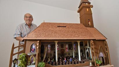 Bild: Petra Hartl
Josef Luff mit seinem "Lebenswerk", wie er selbst sagt. Wenn der Amberger neben seinem Kirchenmodell steht, erkennt man die Ausmaße – der Turm ist 1,83 Meter hoch.