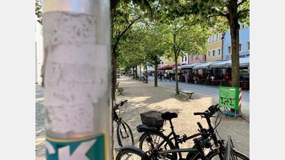 Bild: Gabi Schönberger
Der Untere Markt in Weiden ist Teil der rechtsextremen Aufkleber-Attacke. Mitarbeiter des Bauhofs kratzen die Sticker in den vergangenen Tagen mit dem Spachtel ab.