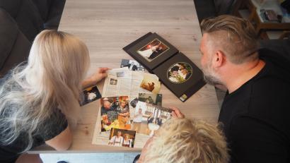 Bild: bl
Die Familie von Sepp Hirzinger hat einen nicht alltäglichen Weg gewählt, um per Traueranzeige für einen kurzen Augenblick den Verstorbenen noch einmal in all seinen Facetten lebendig zu machen. Die Hinterbliebenen möchten aber selbst fürs Foto bei Oberpfalz-Medien lieber nur am Rand erscheinen.