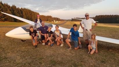 Bild: gdö
Die Teilnehmer sowie der Jugendleiter Tobias Hör (Zweiter von links), hinten Fluglehrerin Edith Mehler aus Tirschenreuth sowie Pilot Mathias Langer (rechts).
