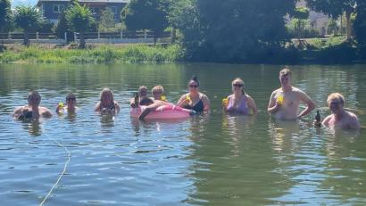 Bild: soj
Zur Ballermann-Party der Campingfreunde Ebnath ging es ins kühle Wasser der Naab.