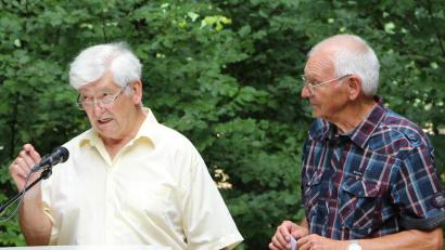 Bild: ds
Arthur Meneikis (rechts), der Leiter der Landeskirchlichen Gemeinschaft Hersbruck, stellt Prediger Gerhard Brendel vor.