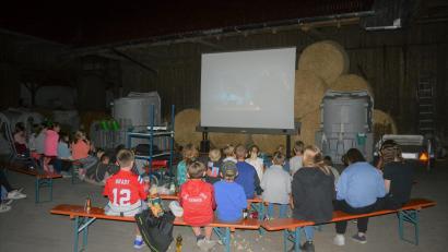 Bild: kki
Gebannt und gut versorgt mit Popcorn und Getränken verfolgten die Kinder das Geschehen auf der Leinwand mitten im Hilburger-Hof.