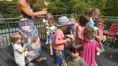 Bild: adj
Nach dem Basteln erfreuten sich die Kinder und Sabine Liewald am Tanz der Schmetterlinge und Seifenblasen.