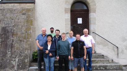 Bild: Gemeinde Kulmain/exb
Das Bild zeigt den Vorstand des Kapellbauvereins Oberbruck. Vordere Reihe, von links: Mesnerin Rita Berger, Zweiter Vorsitzender Johannes Nusstein und Erster Vorsitzender Christian Schwendner. Mittlere Reihe, von links: Kassenprüfer Herbert Schwendner, Kassier Andreas Rauch, Schriftführerin Simone Sommerey und Bürgermeister Günter Kopp. Hintere Reihe: Kassenprüfer Johannes Riedl.