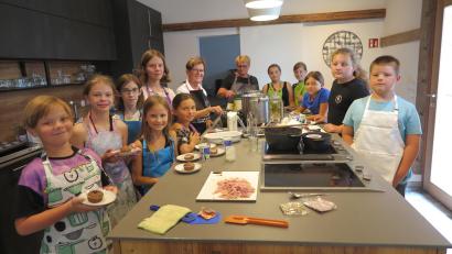 Bild: jzk
Beim Ferienprogramm des CSU-Ortsverbands Kemnath durften sich Kinder beim Kochen und Backen ausprobieren.