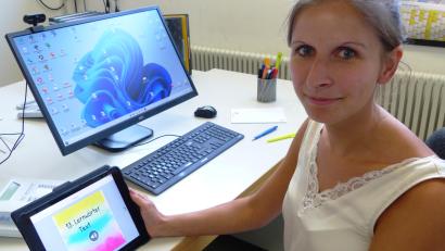 Bild: jp
Lehrerin Melina Luschmann zeigt ein iPad für den Unterricht in der Kastler Seyfried-Schweppermann-Grundschule. Die führt ab dem neuen Schuljahr als erste Schule im Landkreis Amberg-Sulzbach eine iPad-Klasse ab dem ersten Grundschuljahr ein. Der Markt Kastl finanziert die Geräte und bezahlt die Unterhaltung sowie Software.