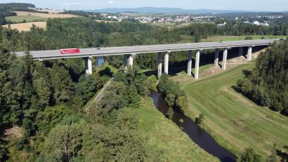 Luftbild: Gustl Beer
341 Meter lang und 47 Meter hoch ist die Waldnaabtalbrücke auf der A93, die auf Höhe Windischeschenbach die Bahnlinie und die Waldnaab überspannt. Sie ist sanierungsbedürftig und soll in den kommenden Jahren einem Neubau weichen.