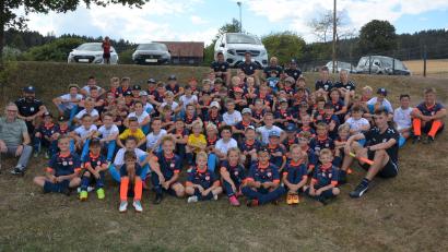 Bild: jr
Eine prächtige Stimmung herrschte an den drei Tagen auf dem Gelände der Sportfreunde Kondrau, wo zum zwölften Mal die Hans-Dorfner-Fußballschule Station machte. Im Bild alle teilnehmenden Nachwuchskicker zusammen mit den Übungsleitern und Bürgermeister Bernd Sommer (links).