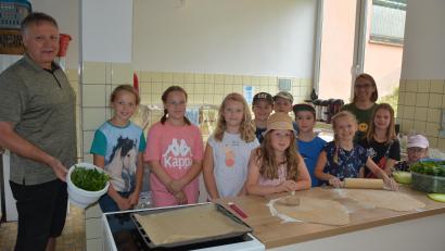 Bild: jr
Vorsitzender und Zweiter Bürgermeister Josef Hollmann (Mitte) und weitere Mitglieder des CSU-Ortsverbandes reihten sich in die Kinderschar mit ein und arbeiteten an den Essensvorbereitungen mit.