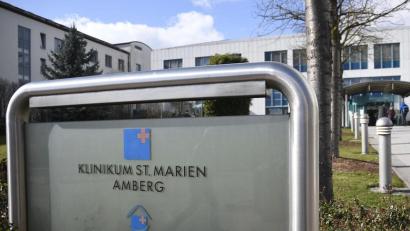 Archivbild: Petra Hartl
Hier am Klinikum St. Marien Amberg gehen genau wie in Weiden ungeimpfte Mitarbeiter weiterhin ein und aus – obwohl in Deutschland seit fünf Monaten eine einrichtungsbezogene Impfpflicht gilt