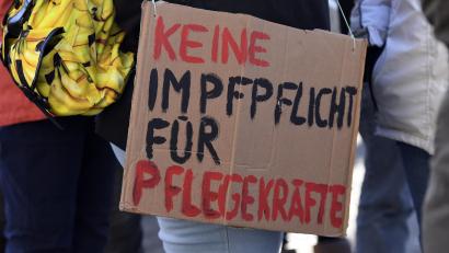 Bild: Roberto Pfeil
Keine Impfpflicht: Trotz gültigen Gesetzes scheint das Demo-Plakat recht zu behalten.
