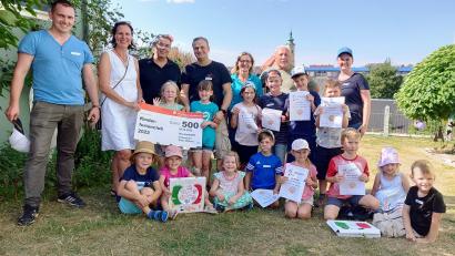 Bild: Anna Hermann/exb
Ein Betrag von 500 Euro wurde von den Freien Wählern an Ferienclub-Leiterin Simone Scherb (zweite von links) übergeben.