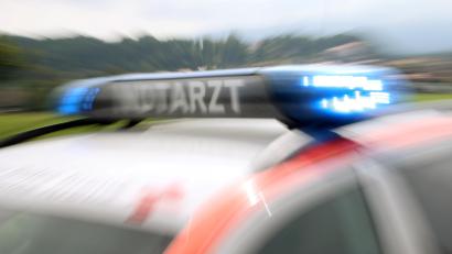 Symbolbild: Stephan Jansen/dpa
Nach einem Unfall mit fatalen Folgen gibt es jetzt ein Urteil gegen den Notarzt.