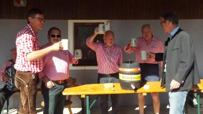 Bild: e
Nach dem Bieranstich mit Brauereichef Anton Bruckmüller (rechts) nahm das Fest seinen Lauf.