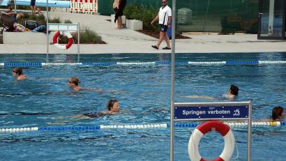 Bild: Wolfgang Steinbacher
Gerade in den Vormittagsstunden lassen sich im Waldbad herrliche ruhige Runden ziehen. Doch damit ist vorerst Schluss. Auch Frühschwimmer müssen nun am Nachmittag kommen – im Bad könnte es enger werden.
