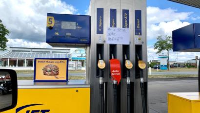 Bild: Gabi Schönberger
Ein Zettel weist an der Jet-Tankstelle in Altenstadt/WN auf die Sprit-Knappheit hin.