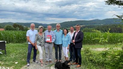 Bild: Elsner/exb
Annelise und Franz Esser kommen seit 20 Jahren nach Neunburg. Im Bild von links Tourismusamtsleiter Werner Dietrich, das Ehepaar Esser, die Gastgeber Johann und Claudia Elsner, Tourismusvereinsvorsitzender Markus Greiner und Bürgermeister Martin Birner.