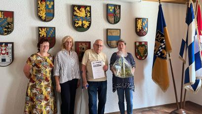 Bild: bey
Maria Herrmann-Pressl vom Tourismusbüro, Zweite Bürgermeisterin Andrea Lang (von links) und Gastgeberin Christa Woppmann (rechts) danken Hans Fejfar für seine Treue zu Pleystein als Urlaubsort.