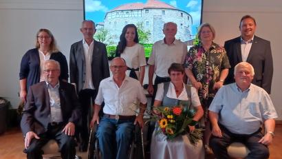 Bild: fpoz
Ehrung verdienter Stadträte: Im Bild (vorne, von links) Willibald Reindl, Günter Raithel, Kerstin Spörer und Hilmar Wollner. Stehend von links Stadtkämmerin Barbara Fütterer, Altbürgermeister Hubert Kellner, Bürgermeisterin Margit Bayer, Gerhard Greger, Dritte Bürgermeisterin Gisela Kastner und Zweiter Bürgermeister Mario Rabenbauer.